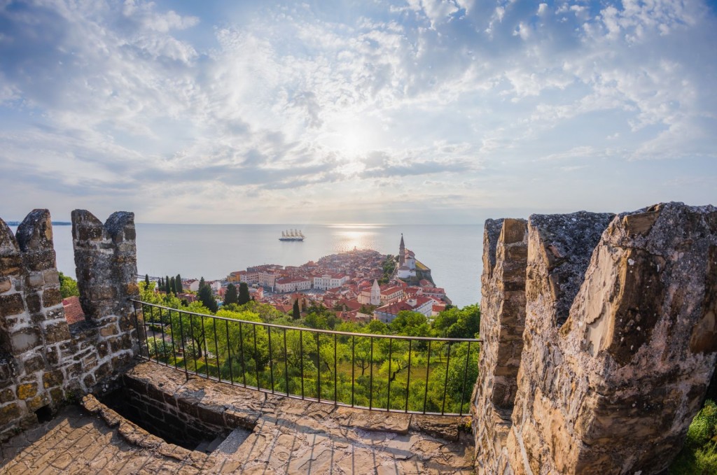 Pogled iz obzidja na mesto Piran