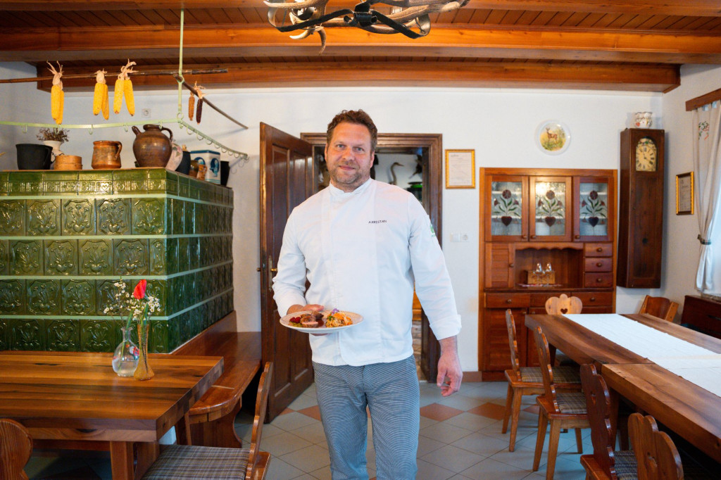 Kuhar v tradicionalni restavraciji na dogodku Okusi kranjskih miz