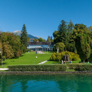 Festivalna dvorana Bled v okolici Blejskega jezera
