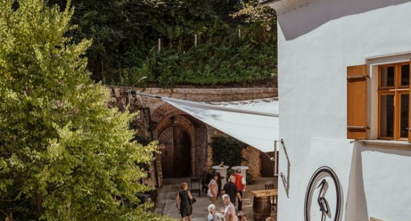 Obiskovalci na dvorišču RG Dom penine v Gornji Radgoni