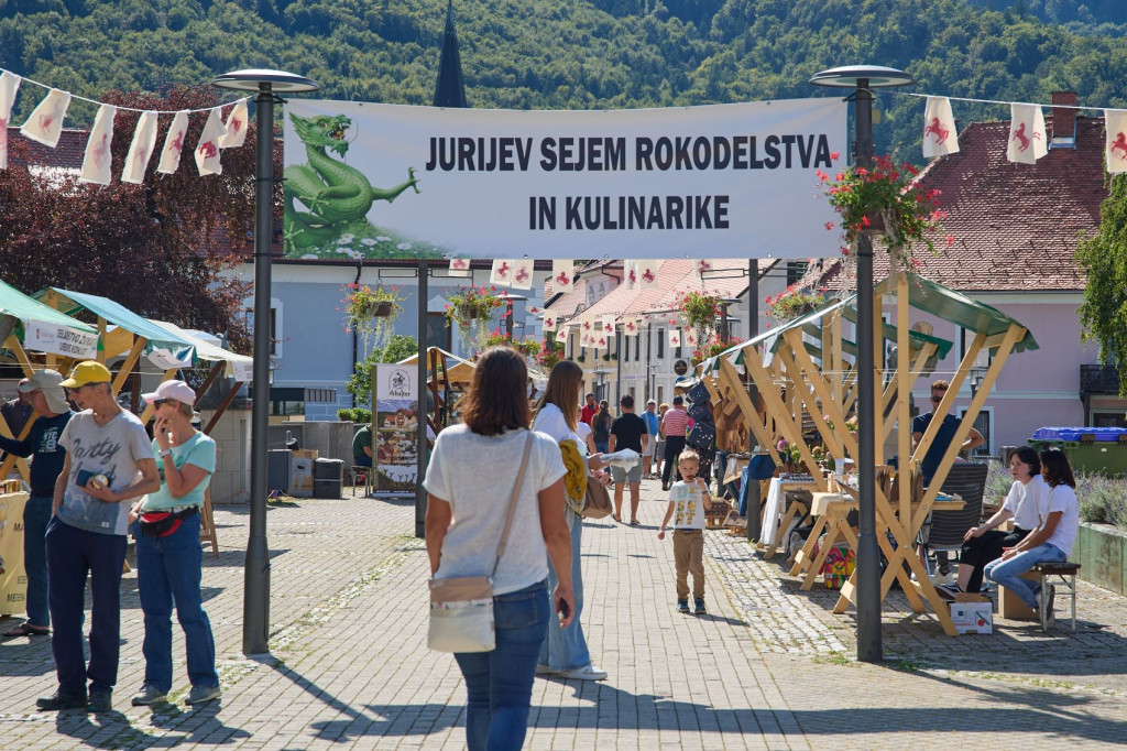 Gosti si ogledujejo široko ponudbo ponudnikov na rokodelskem sejmu v Slovenskih Konjicah.
