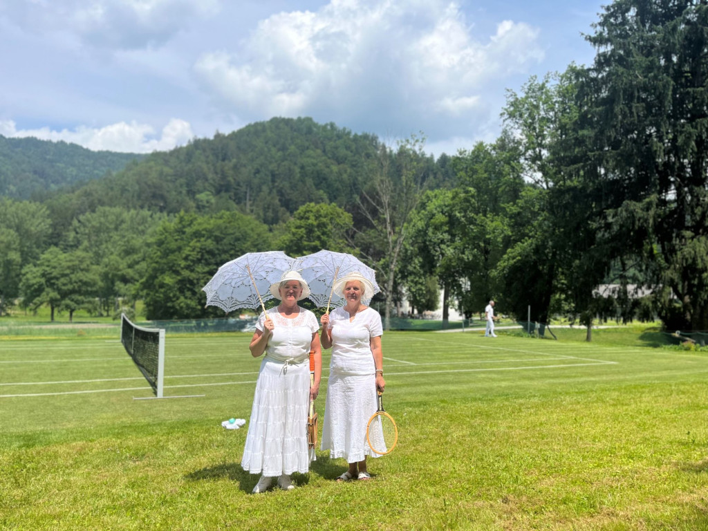 Tekmovalki Tenisa v belem pred teniškim igriščem na Dvorcu Visoko