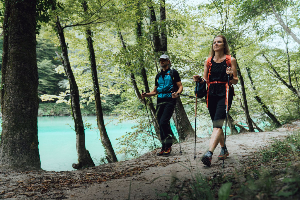 2 hikers on the Juliana Trail along the river Soča