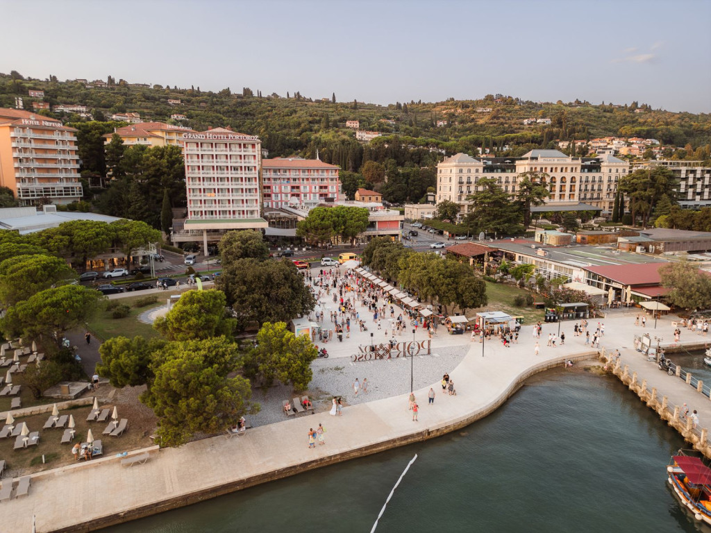 Pogled iz zraka na kulinarično promenado Portoroških noči ob obali v Portorožu.