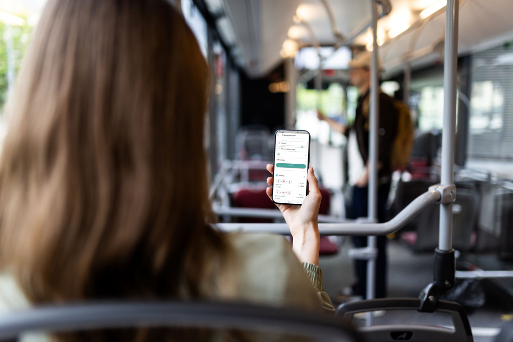 Potnica na avtobusu v Kranju uporablja aplikacijo Pametni Kranj za načrtovanje poti in primerjavo različnih možnosti prevoza.